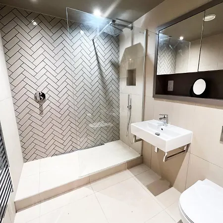 The Aviator's Attic - Luxury Centre Retreat アパート *